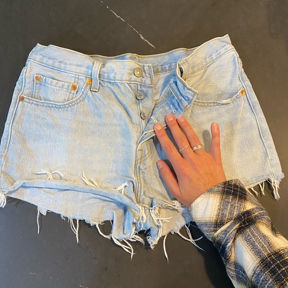 Levi 501 Jean shorts - Picture 2 of 4